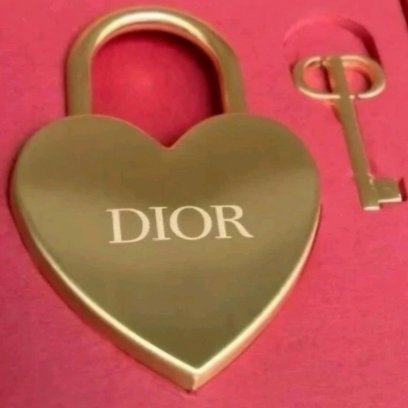 New Box Dior Gold Heart Key Holder Set - Picture 2 of 2